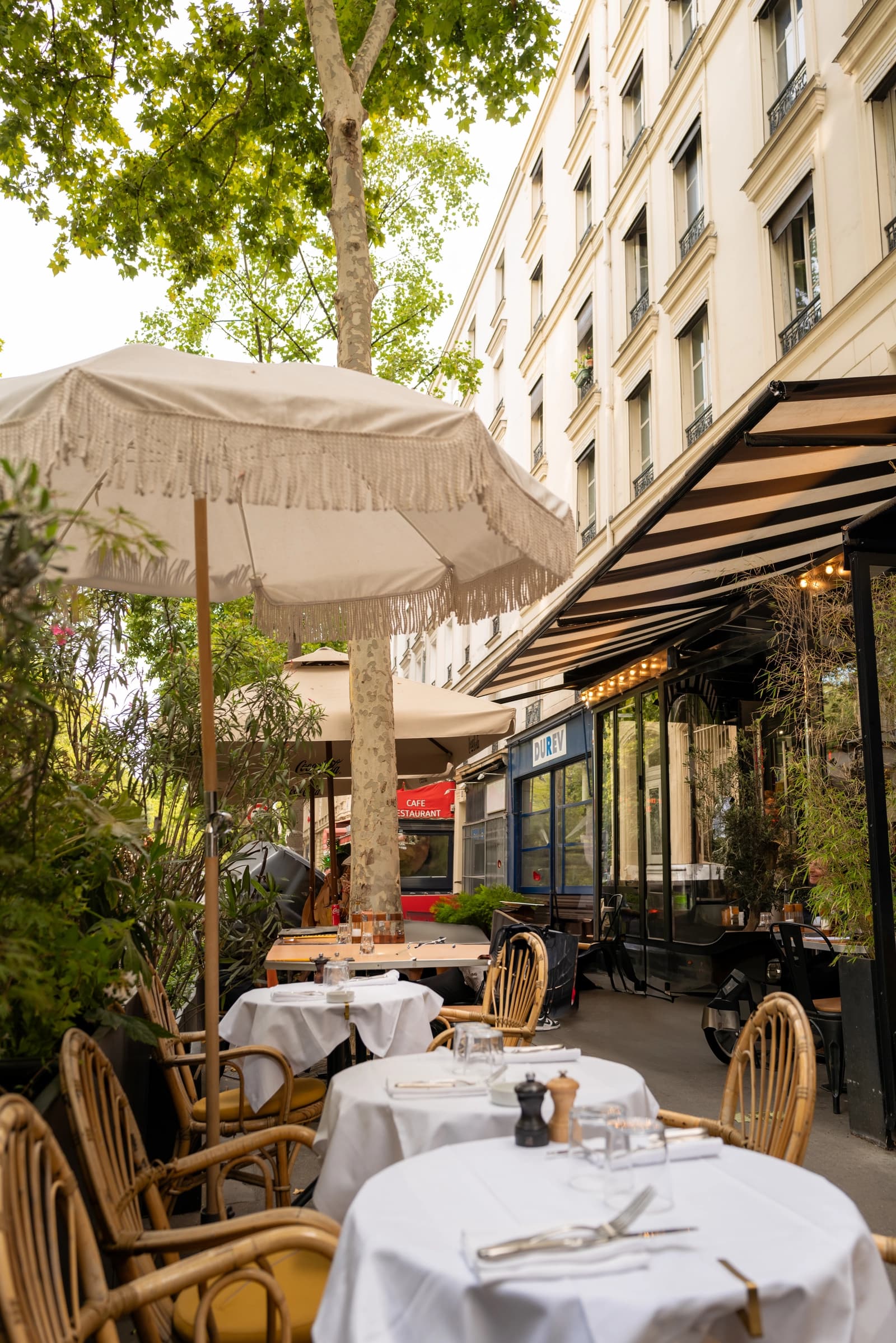 Space Restaurant near the Eiffel Tower with a discreet speakeasy - 4
