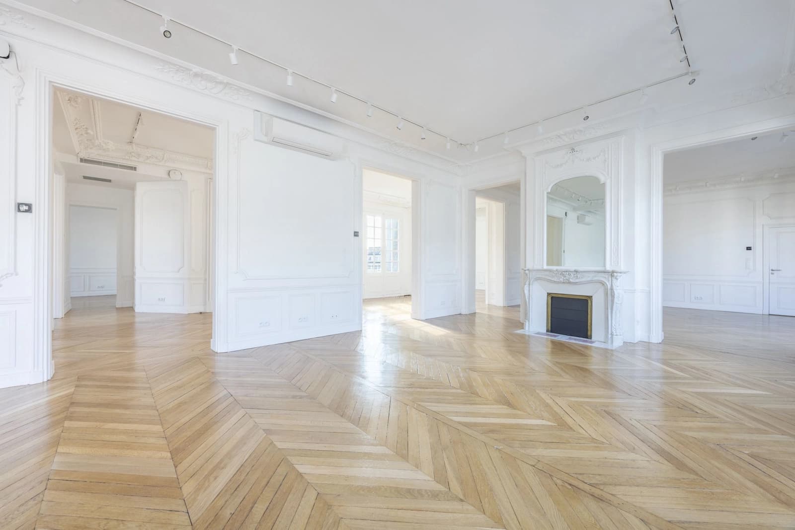 Space Large unfurnished Haussmannian apartment - 4