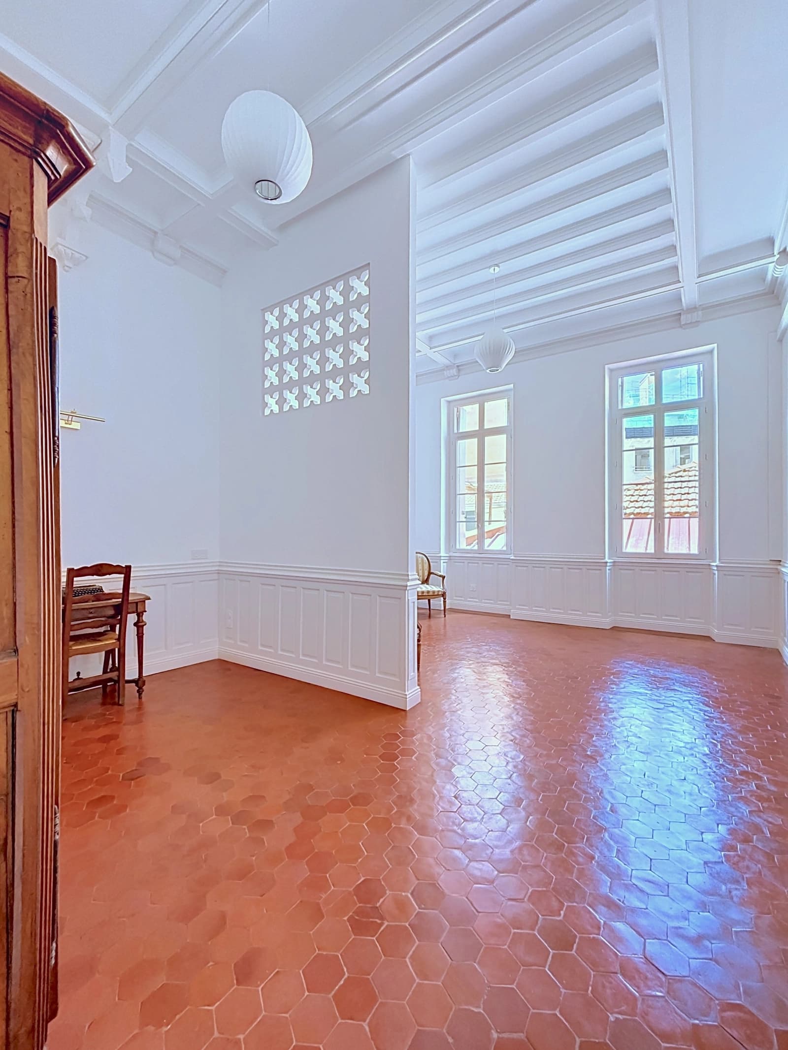 Space Magnificent Haussmann-style apartment, renovated, empty, in a former private mansion - 1