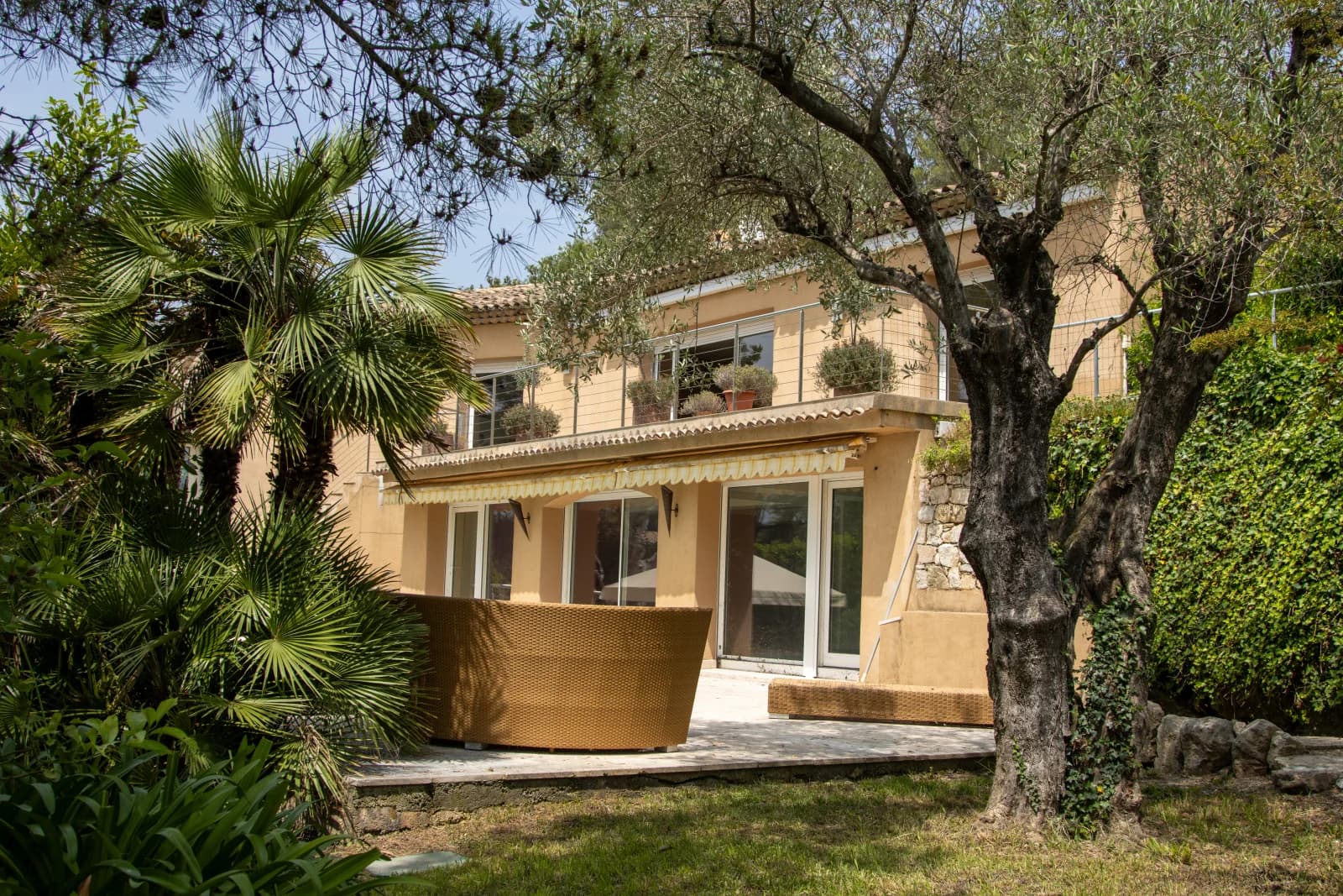 Space Neo-Provençal property in a gated estate - 3