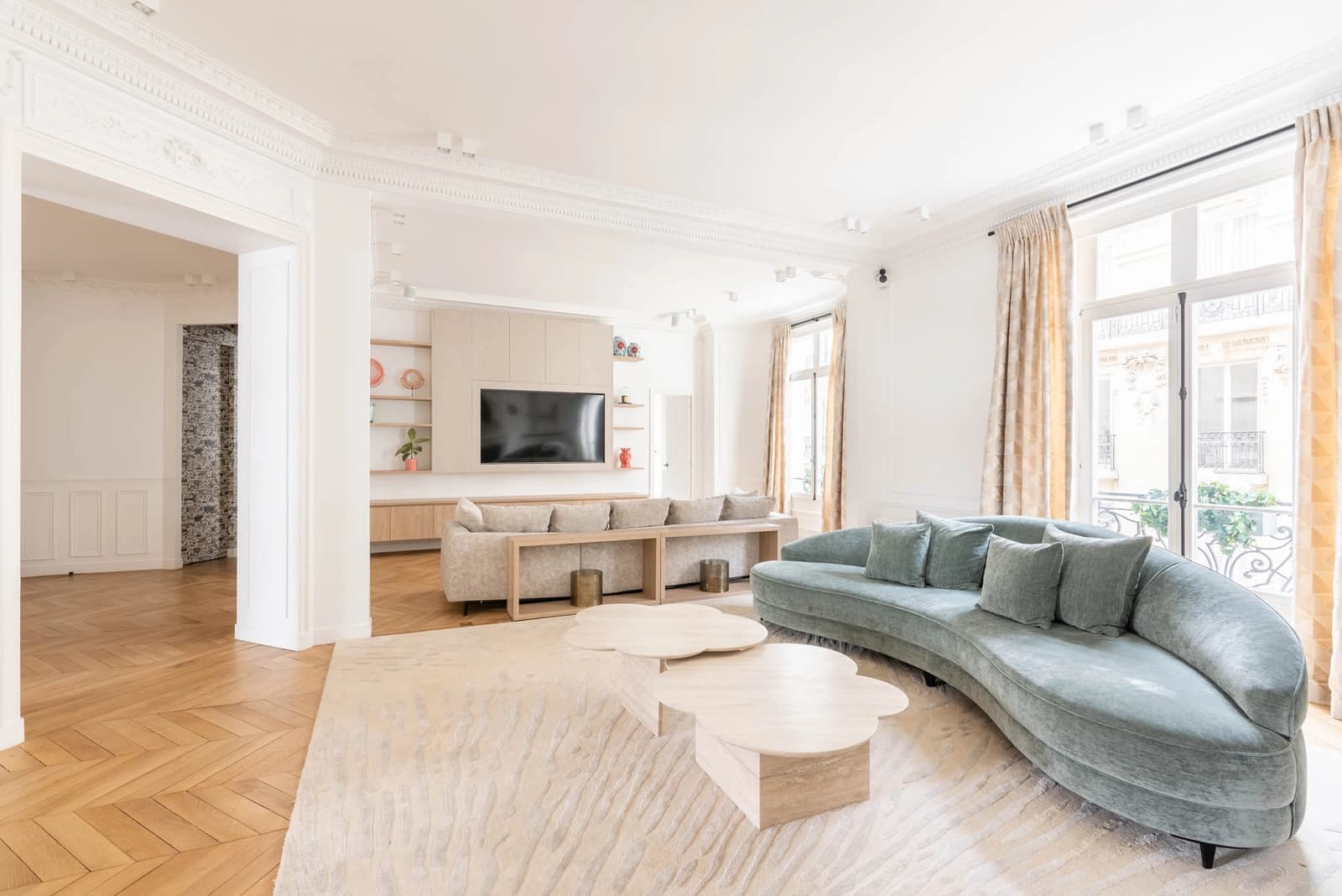 Space Luxury Apartment with Parisian Chic - 4