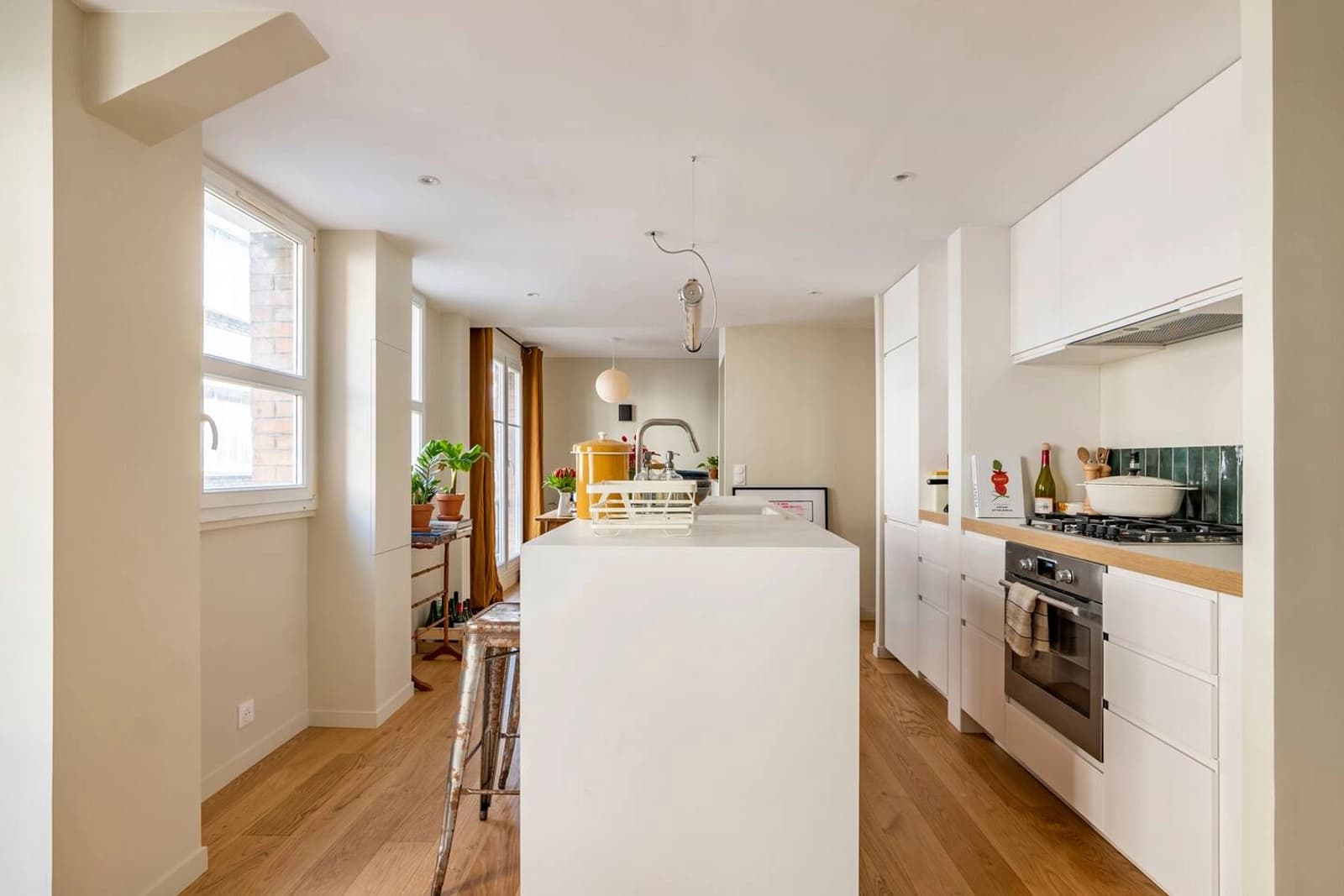 Espace Appartement rénové et moderne, cuisine avec îlot central et lampe design Sammode - 4