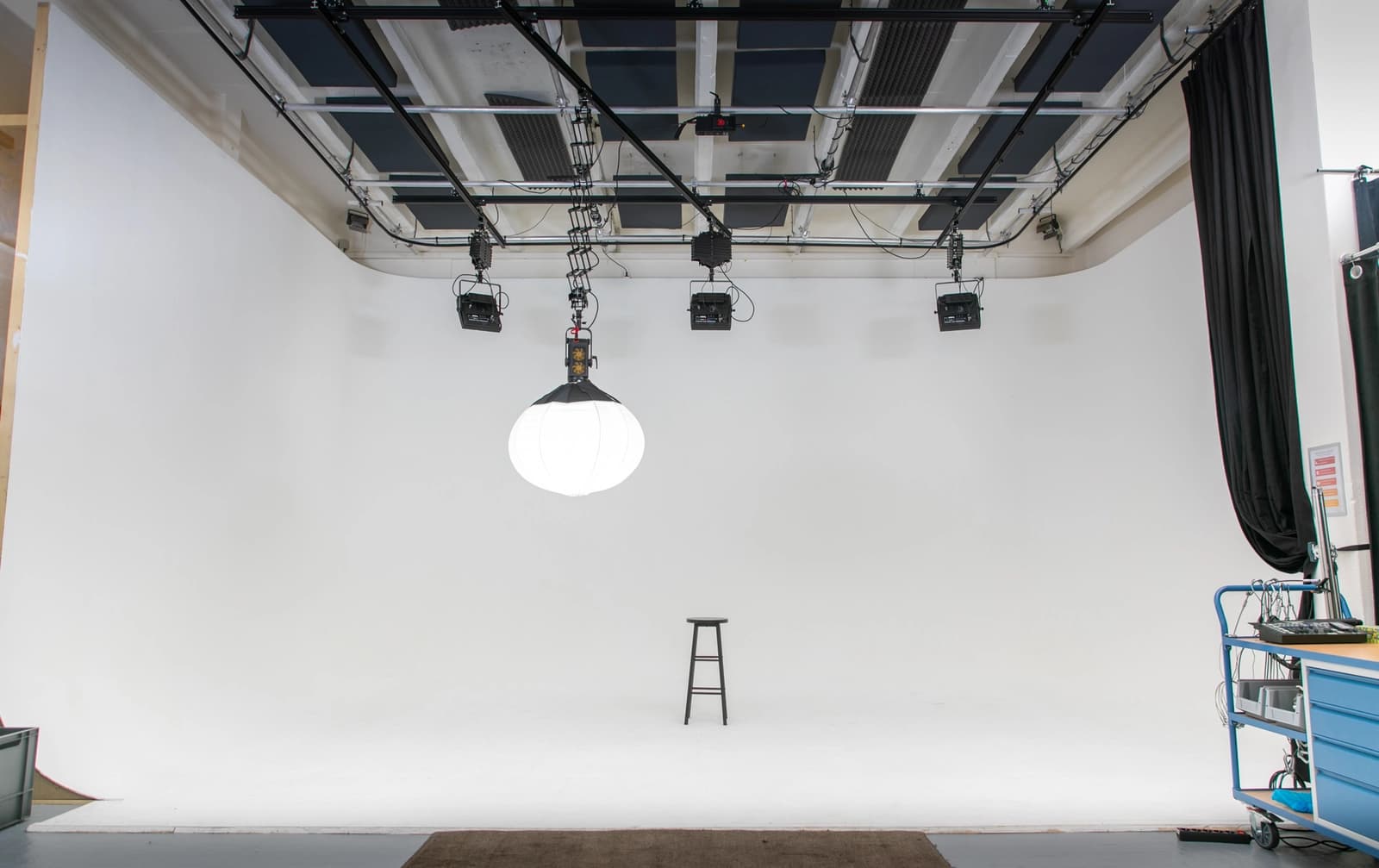 Space Photo/Video Studios - 3-Faced Cyclorama - 0