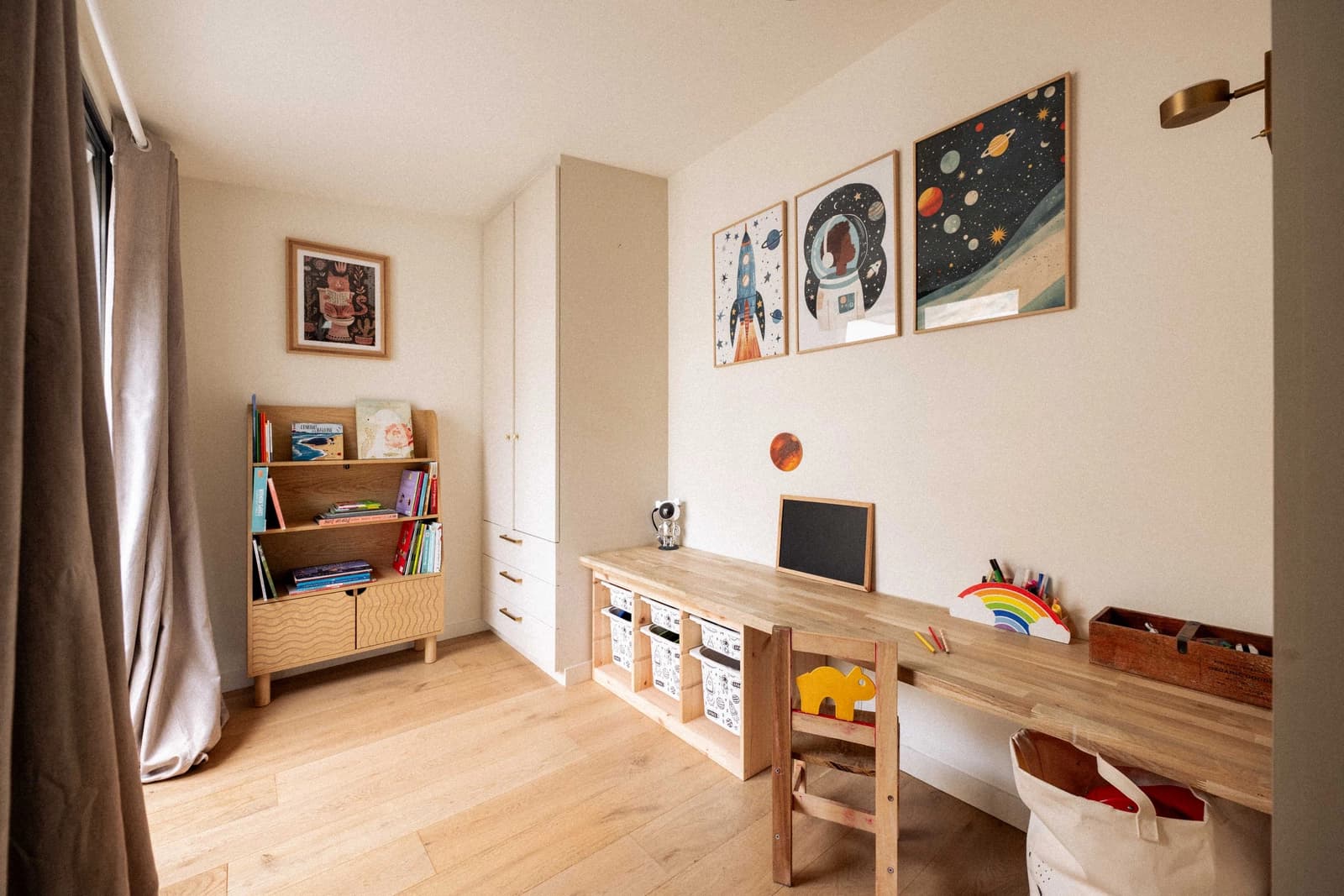 Space Atypical, uncluttered loft with lots of light - 4