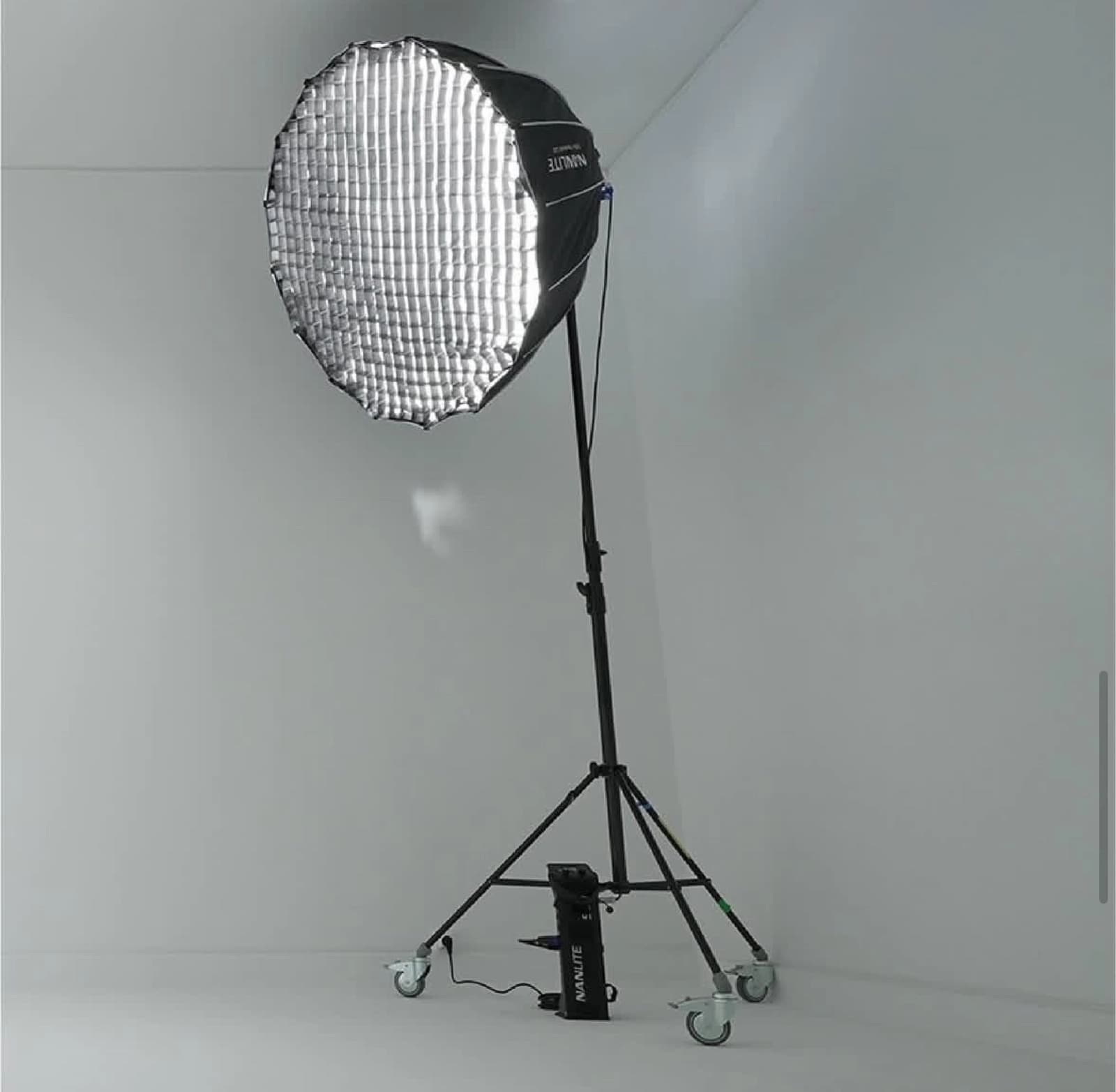 Espace Élégant studio blanc en plein coeur du 8ème arrondissement de Paris - 4