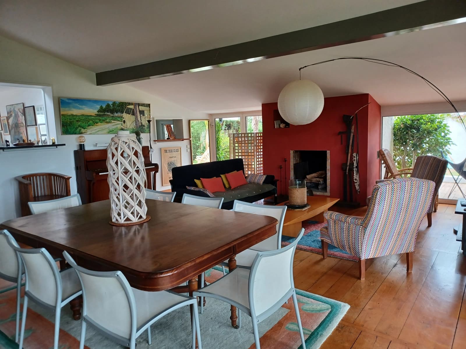 Residencia única con vista a un océano de vegetación.