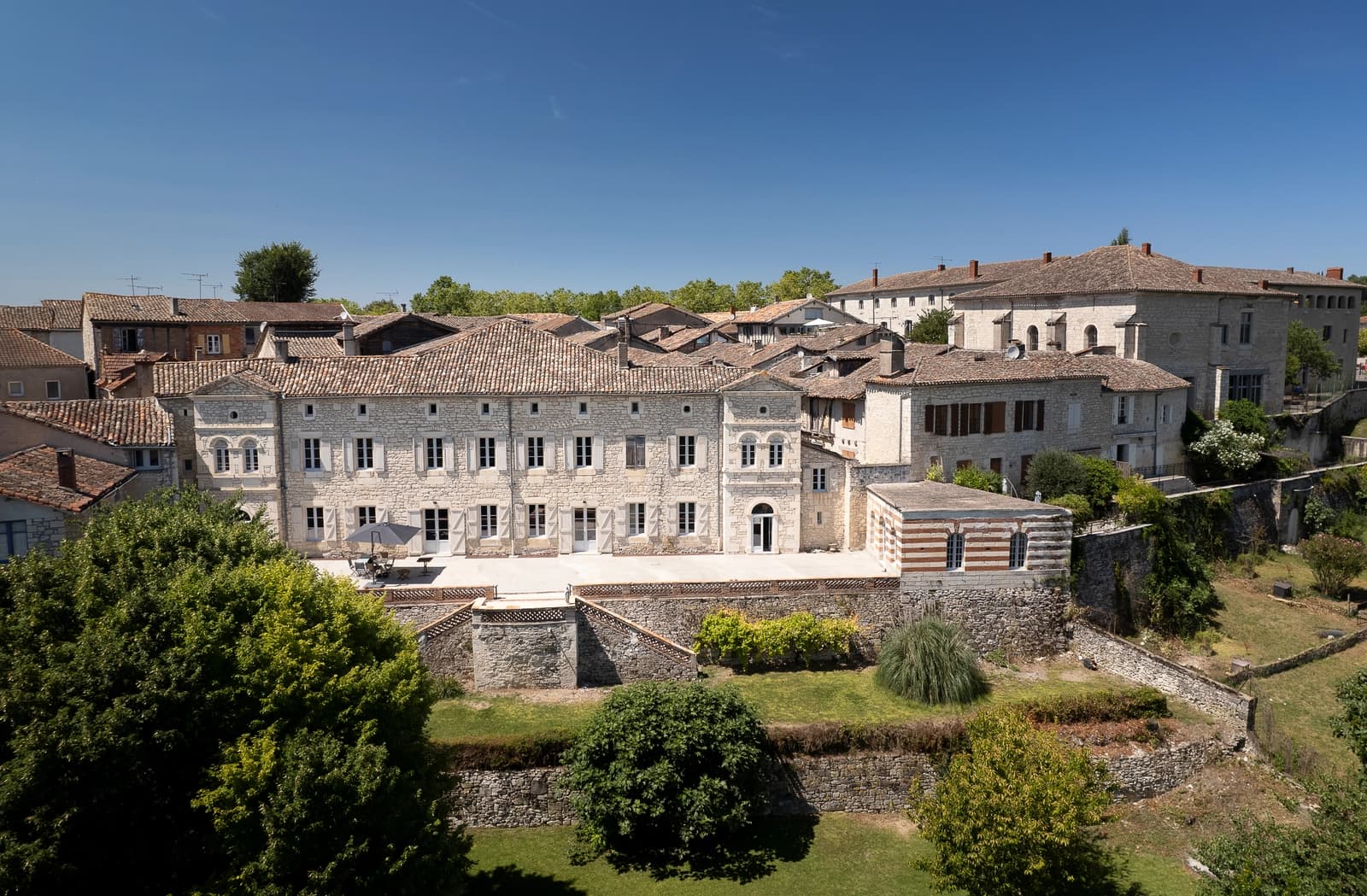 Espace Batisse en pierre du 13eme siècle au coeur d'un village médiéval - 0