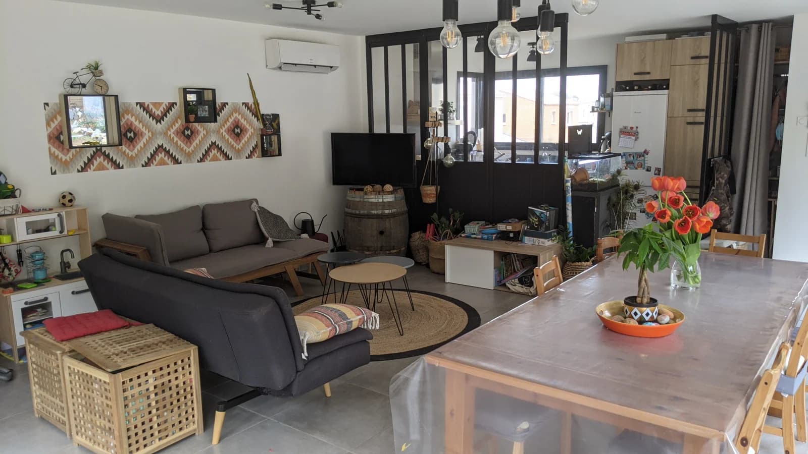 Living room in Large bay windows on beautiful grounds - 1
