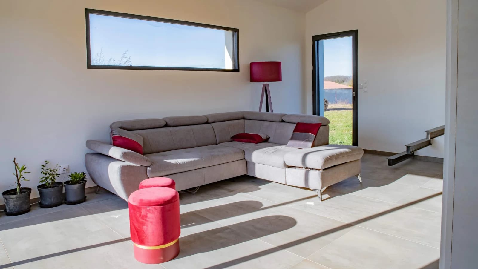 Living room in House with swimming pool and large garden - 1