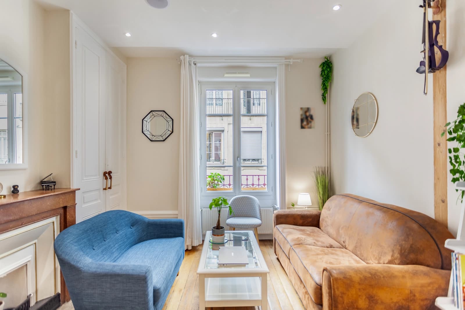 Living room in 1930s Lyonnais apartment - 1