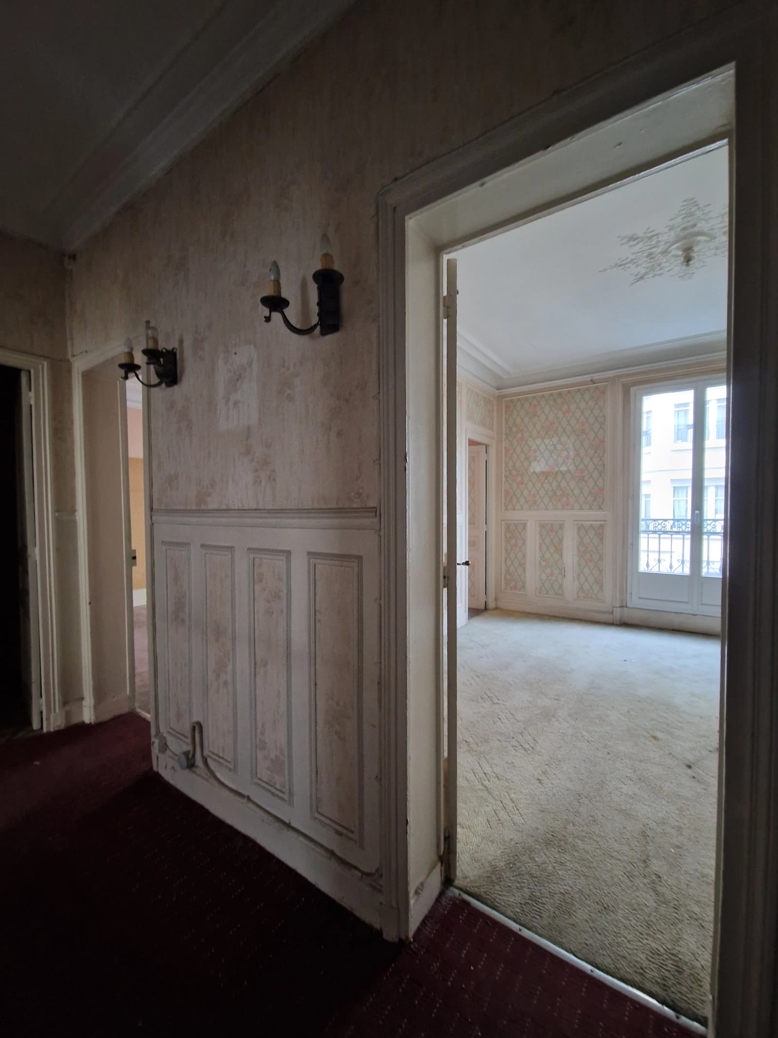 Space Apartment with period wallpaper - 4