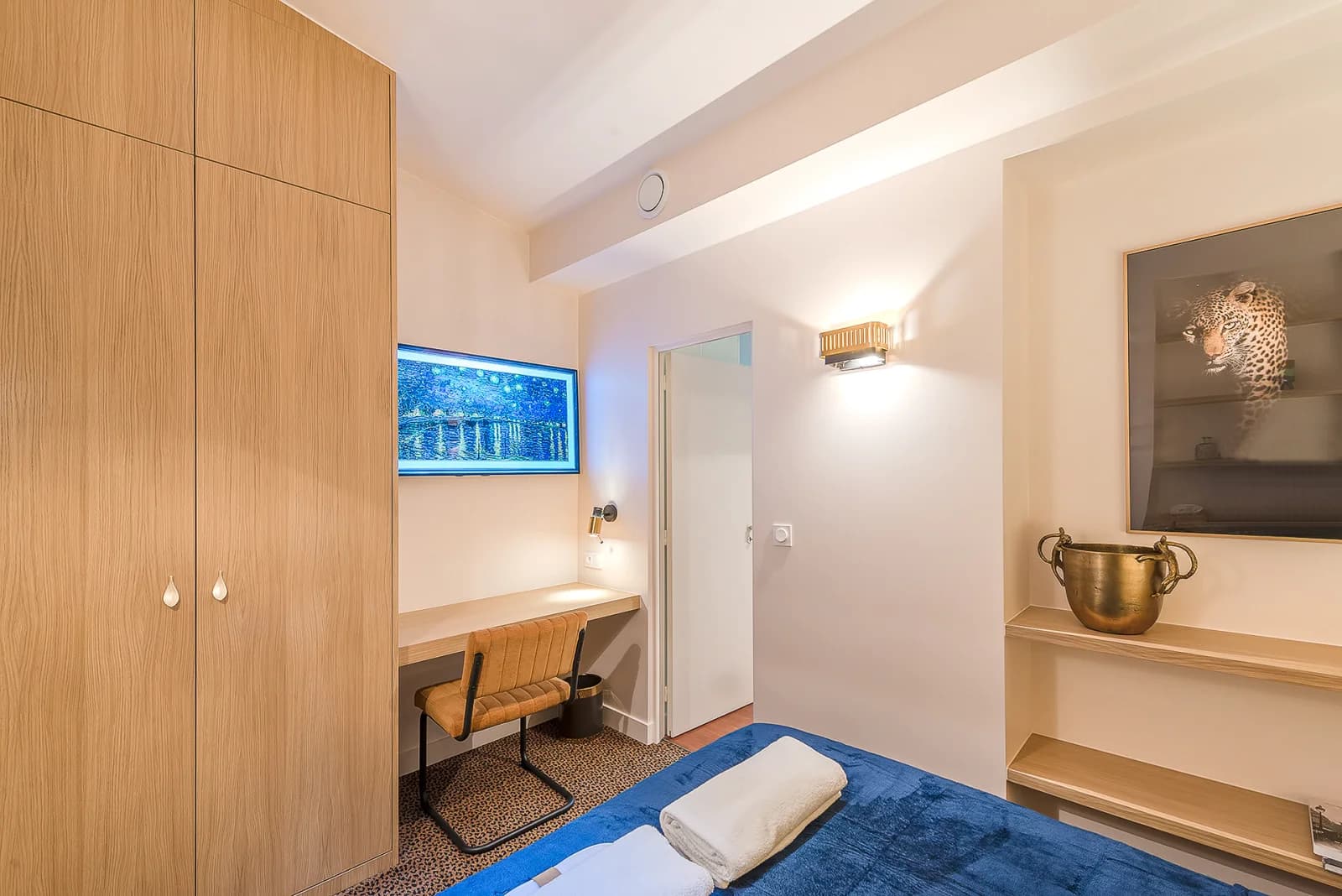 Bedroom in Le Taji I Spa Balneo x Cinema x Cabane in Paris - 1