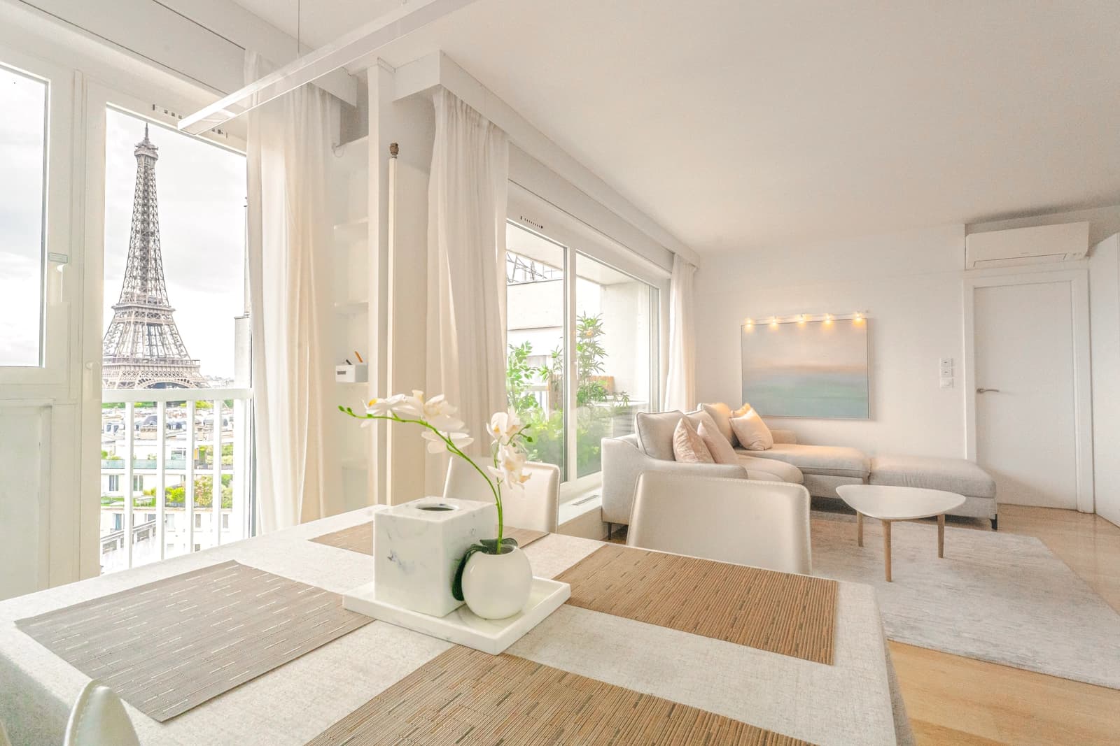 Space Designer apartment with Eiffel Tower view - 4