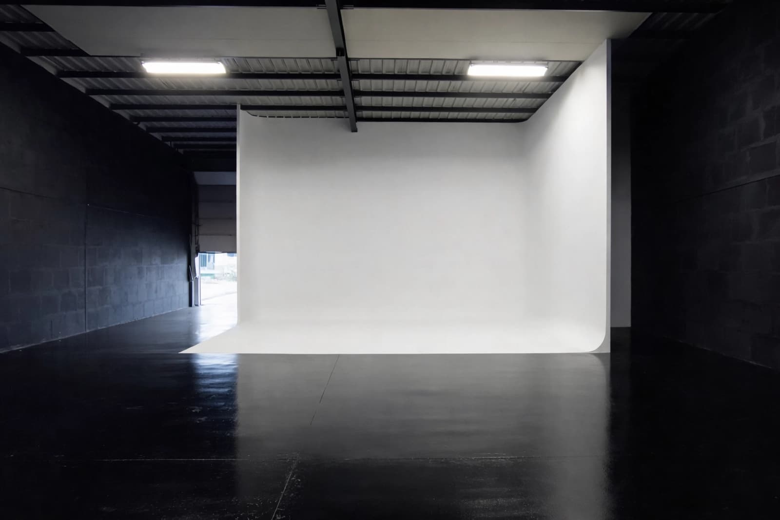 Espace Studio de tournage ( Entrepôt ) de 250 m2 et cyclorama blanc proche de Paris - 3