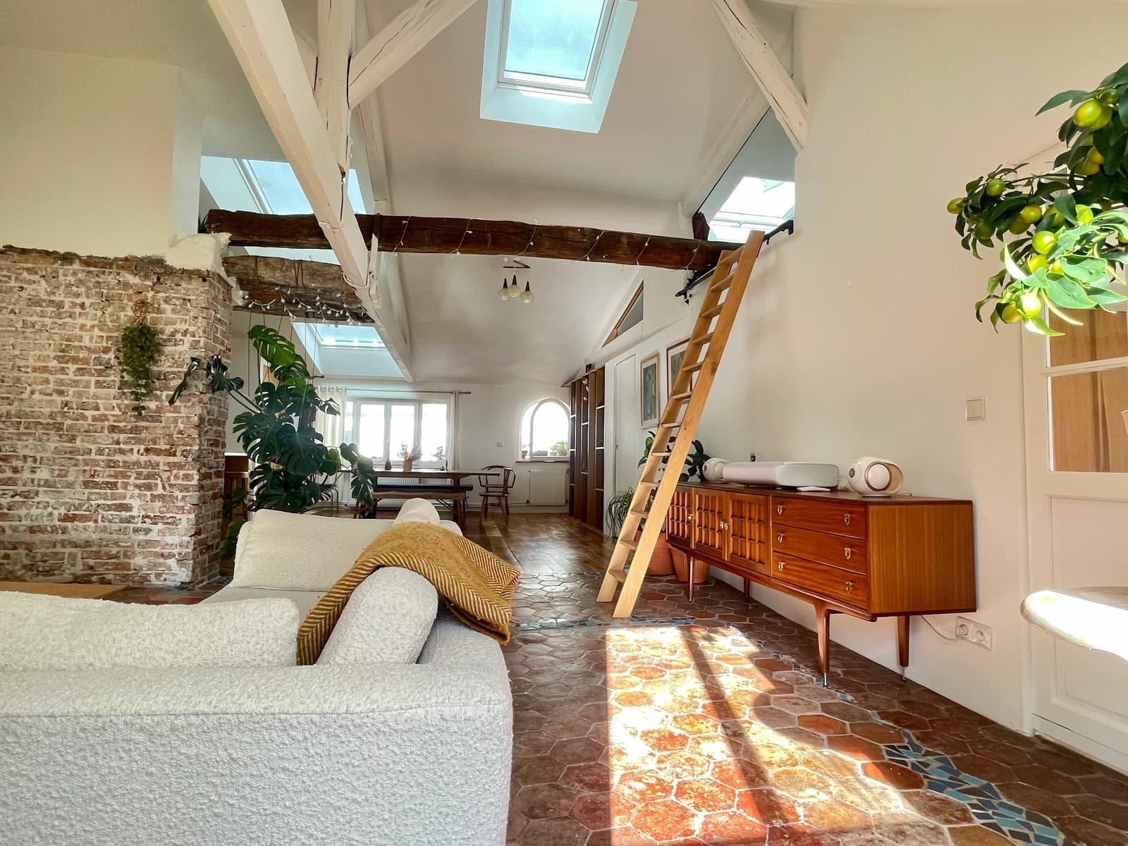 Espace Loft bohème lumineux sous les toits séjour de 60m², poutres, tomettes, velux Canal Saint-Martin - 4
