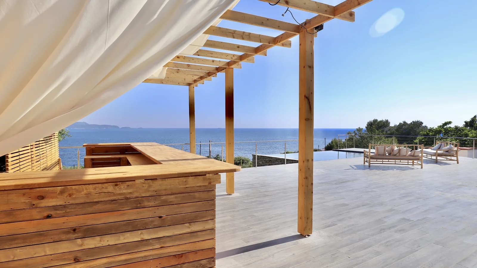 Villa with sea view, large terrace and swimming pool