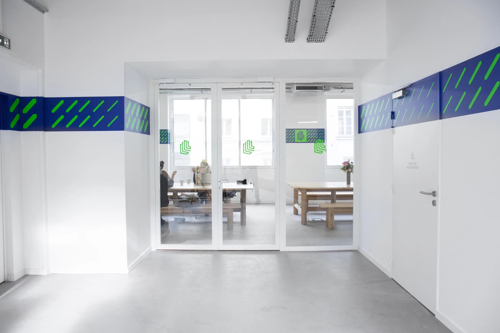 Salle lumineuse pour déjeuners et moments conviviaux