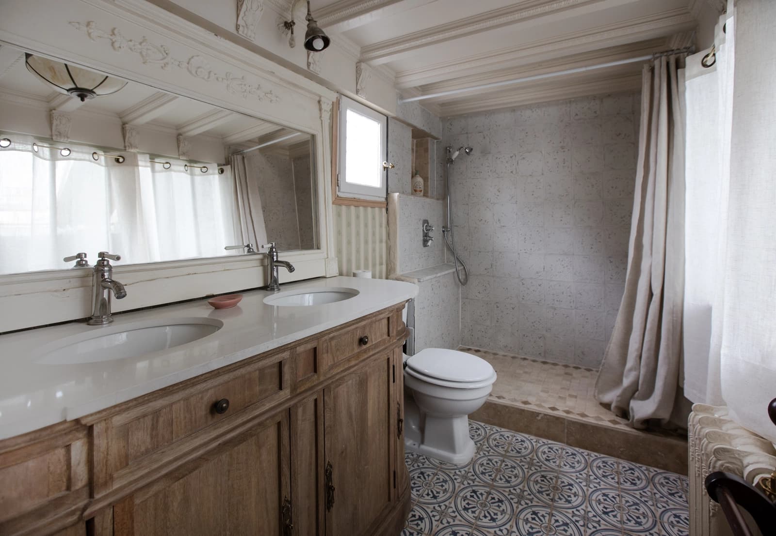 Space Collectors' apartment with large glass roof in St Germain des Prés - 4