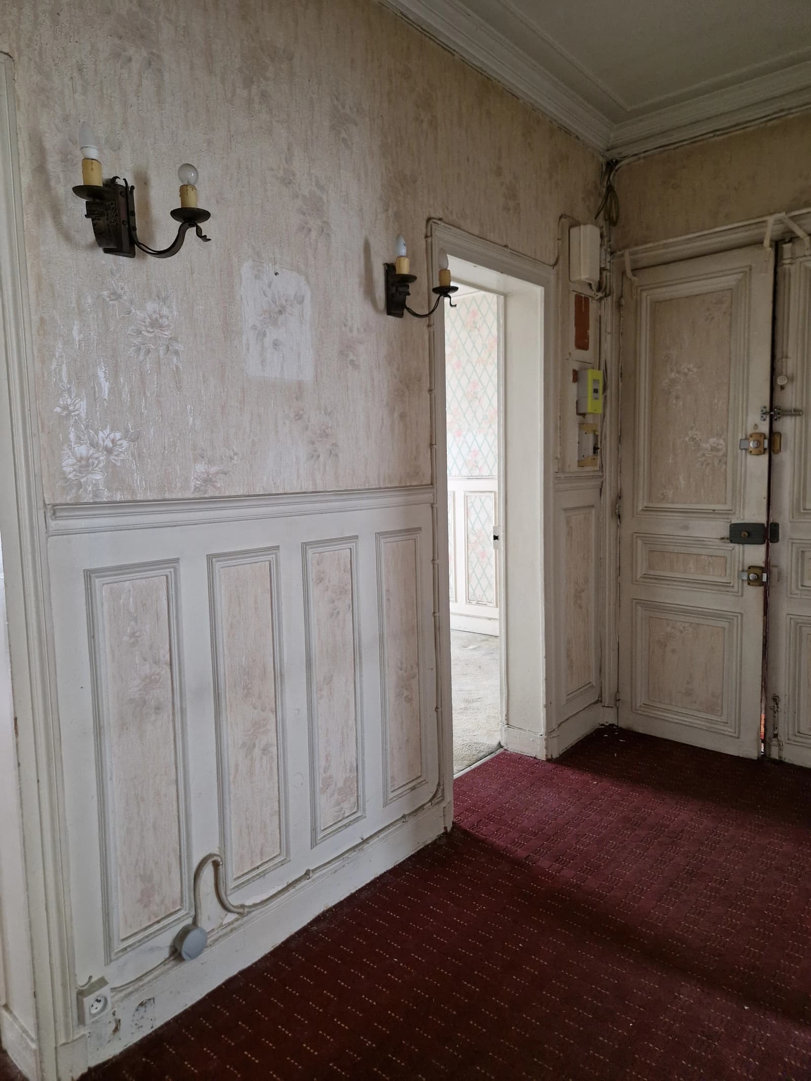 Space Apartment with period wallpaper - 4
