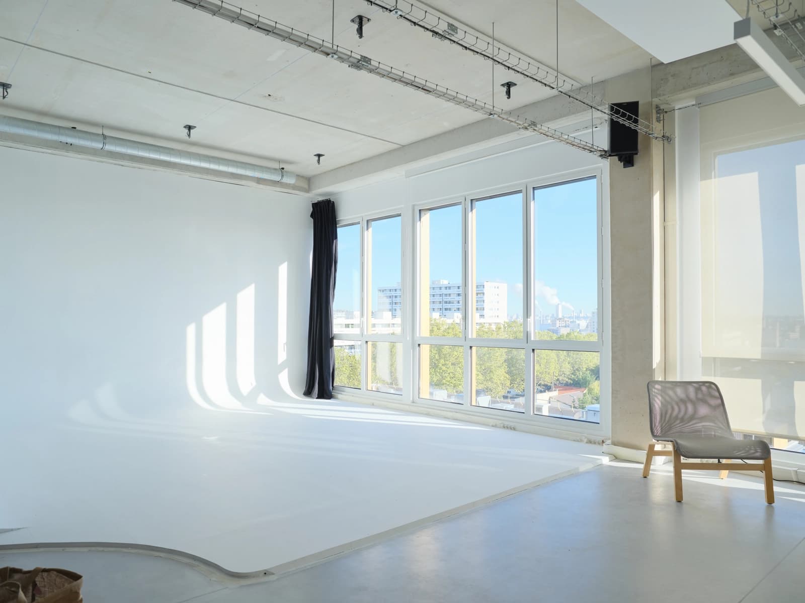 Space Daylight studio with a view of the city - 1