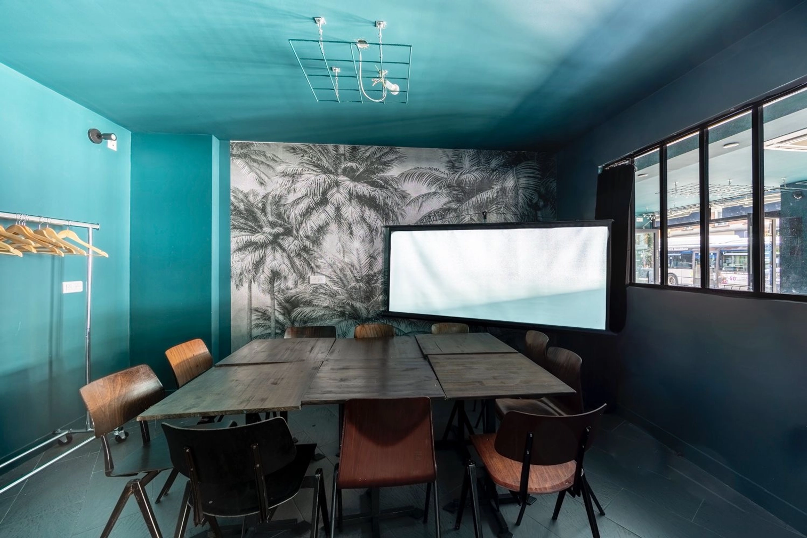 Espace Grand lieu événementiel chaleureux avec scène de stand up, bar et restaurant - 3