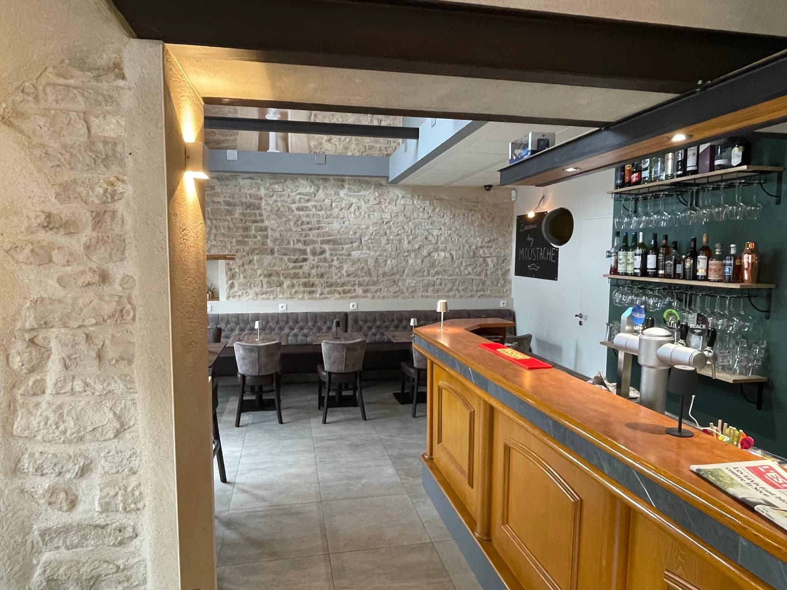 Space Chic and Elegant Village Bistro, High-End Bar in Downtown - 3