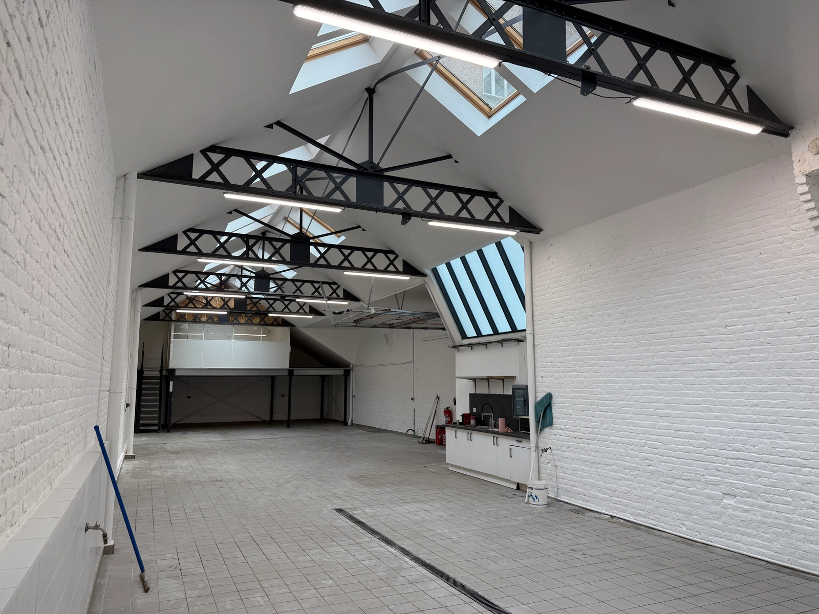 Space Raw white hangar, warehouse-style - 0