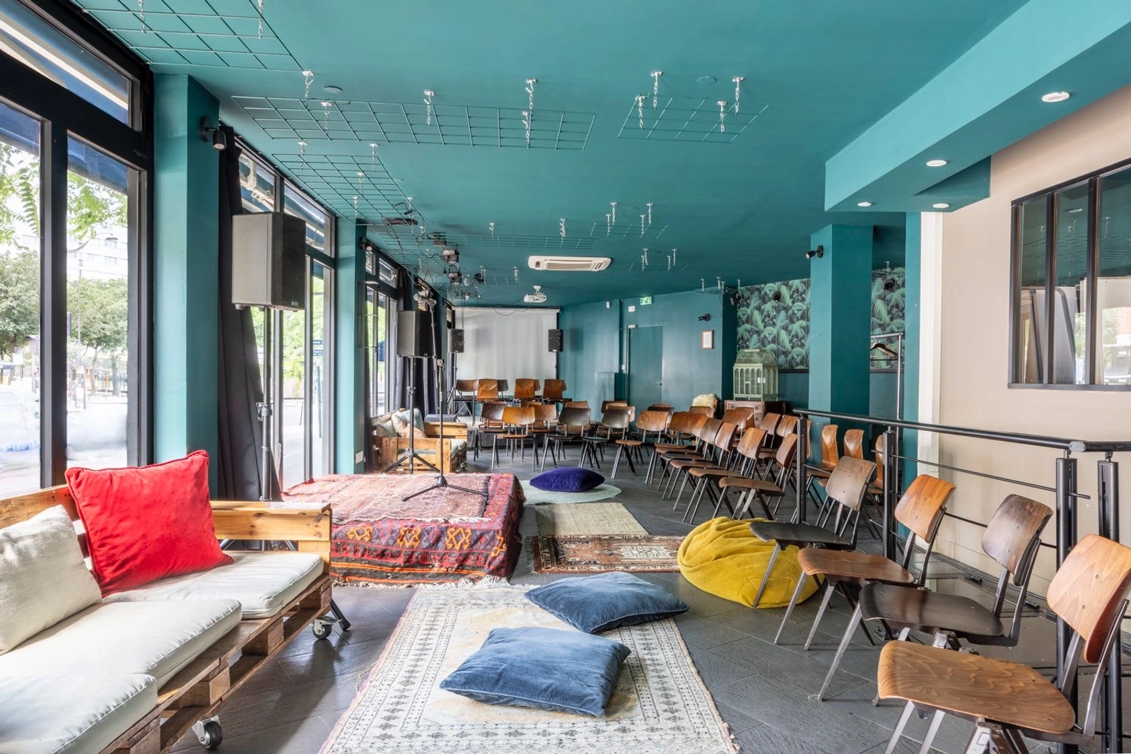 Espace Grand lieu événementiel chaleureux avec scène de stand up, bar et restaurant - 0