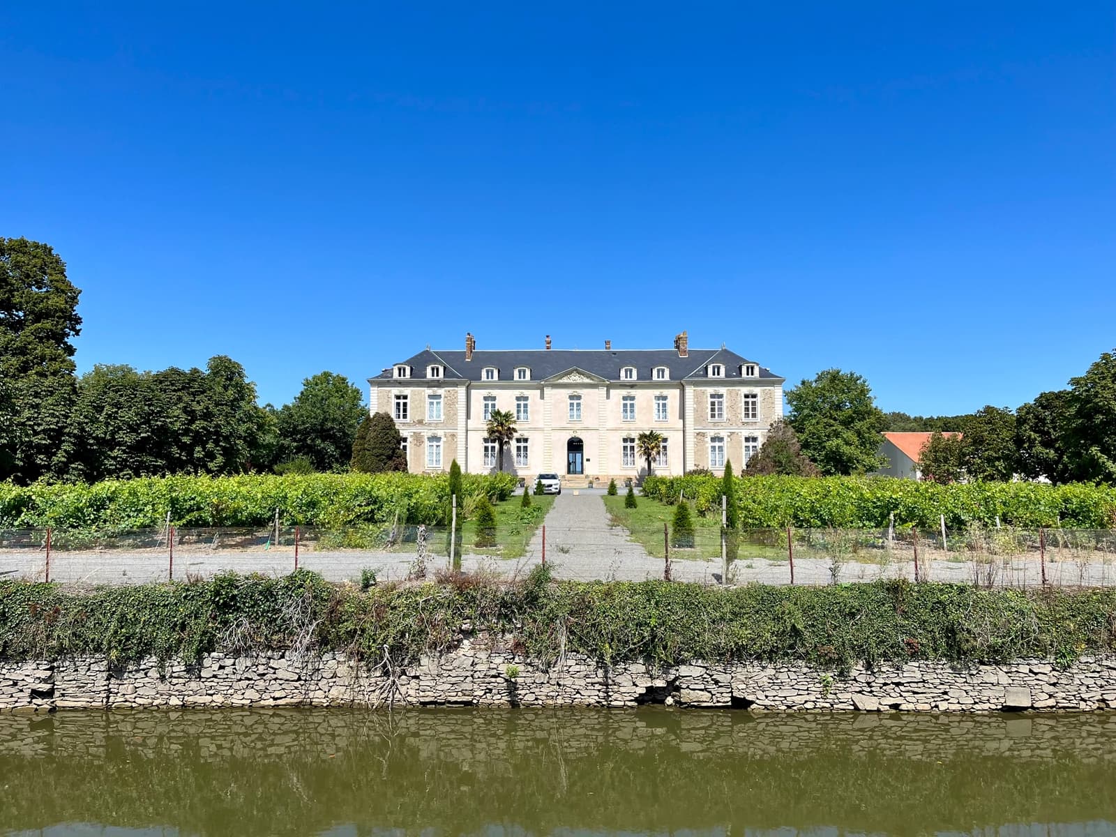 Space Chateau overlooking Lac de Grand Lieu near Nantes - 4