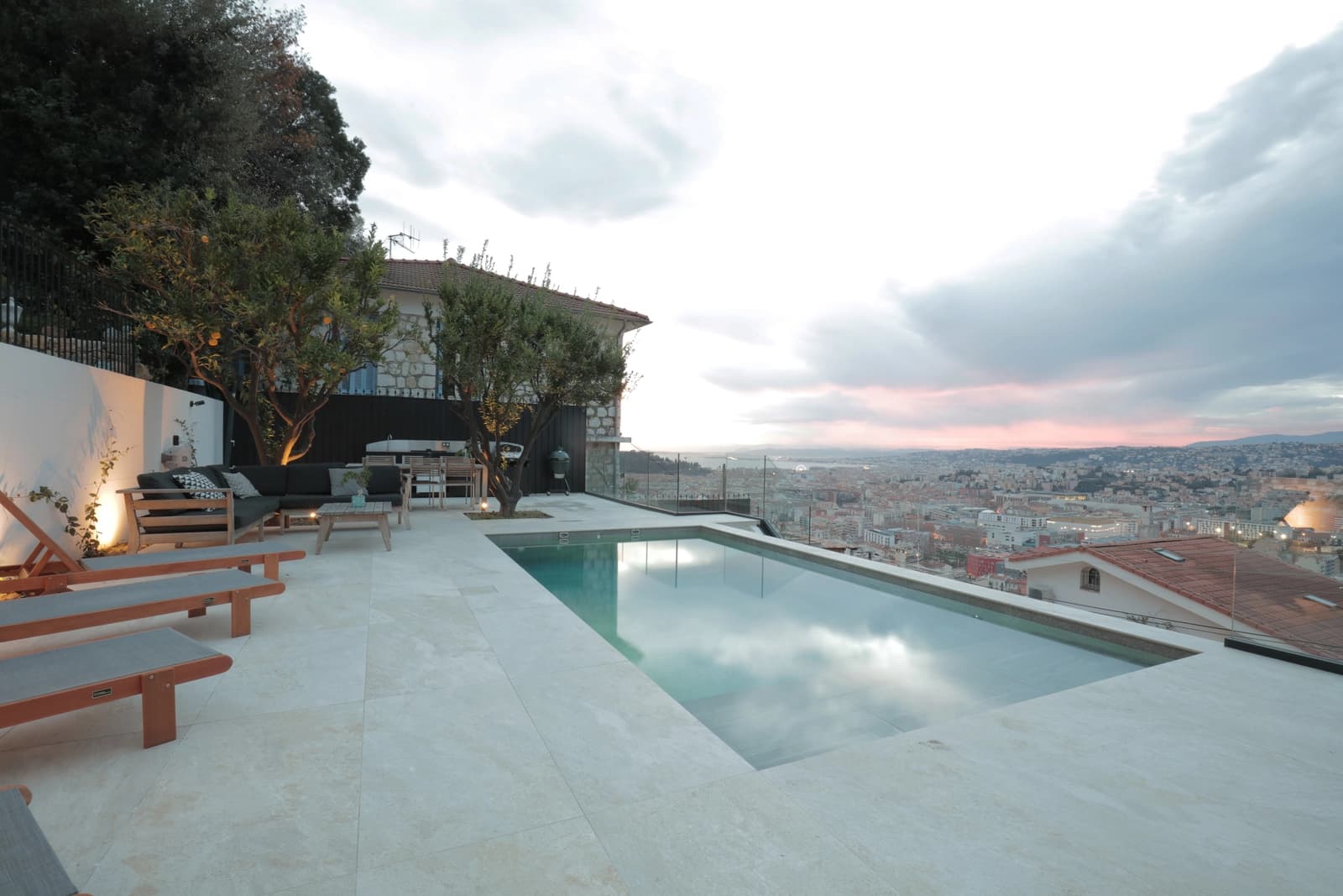Espacio Jardín y piscina con vistas espectaculares. - 3