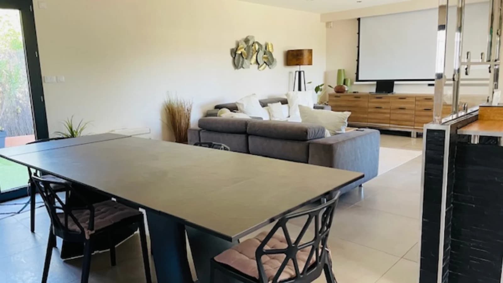 Villa con spa, pérgolas y piscina.