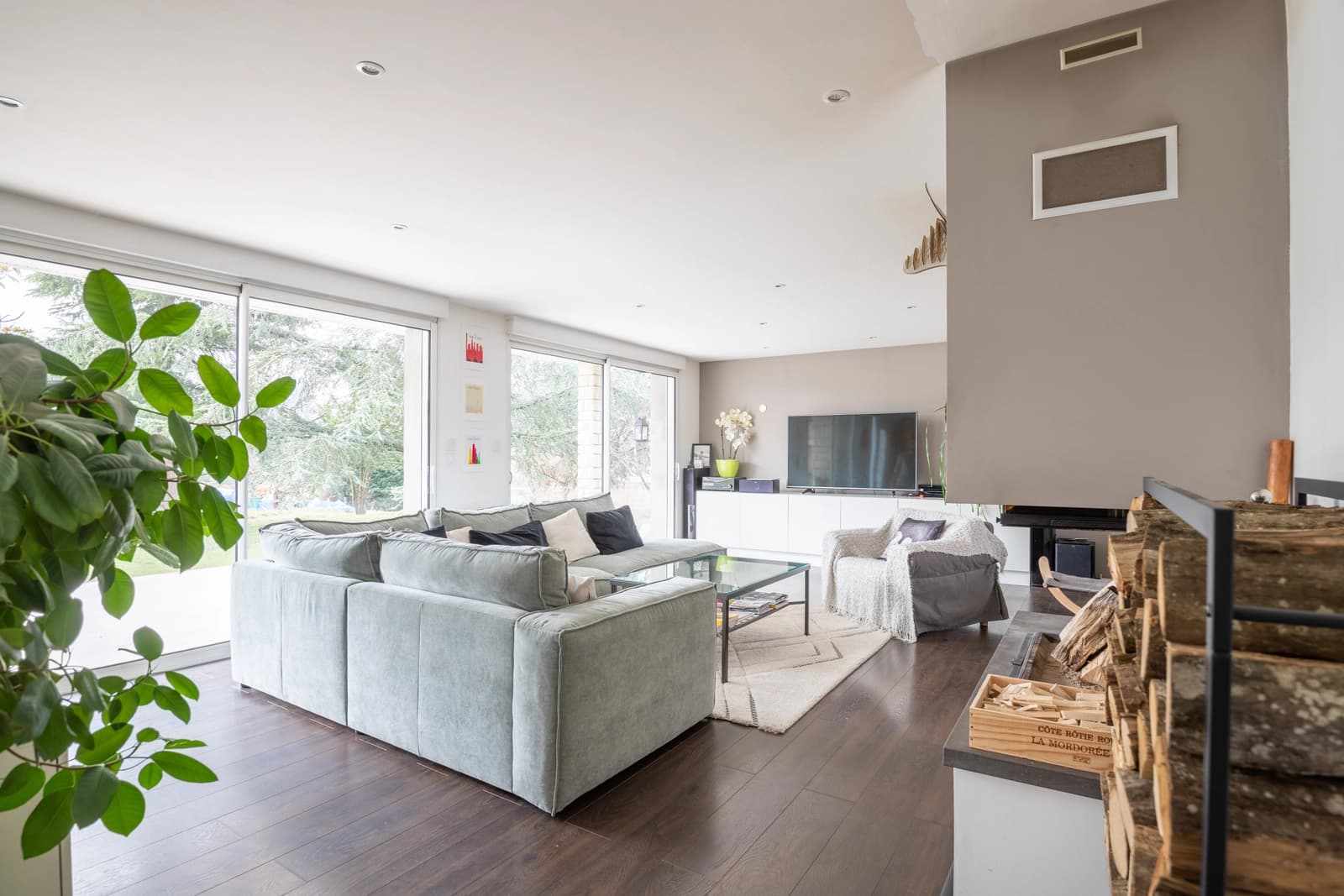 Living room in Spacious house 5 minutes from airport TGV station - 0