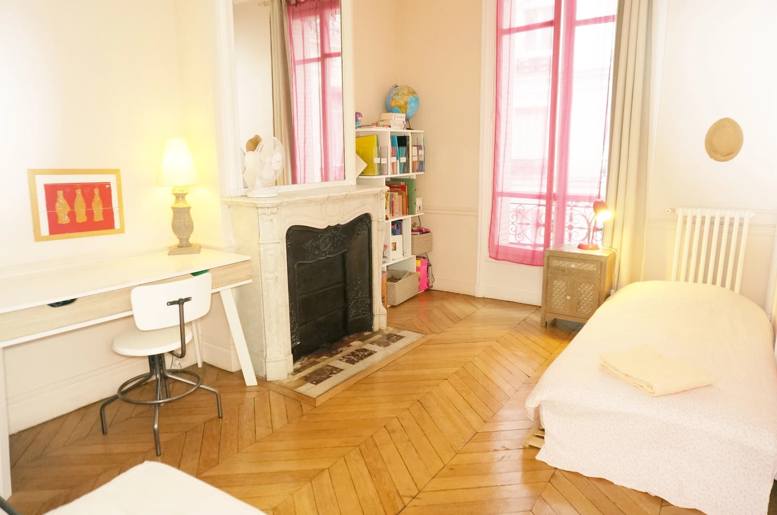 Space Apartment 200 m² in a prestigious Haussmannian building, living room 50 m², American-style kitchen with bar, parquet flooring, moldings, fireplaces, ceiling height 3.20 m - 4