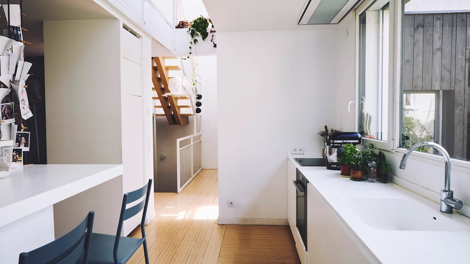 Space Bright architect-designed house with a large open-plan living area opening onto a garden - 5