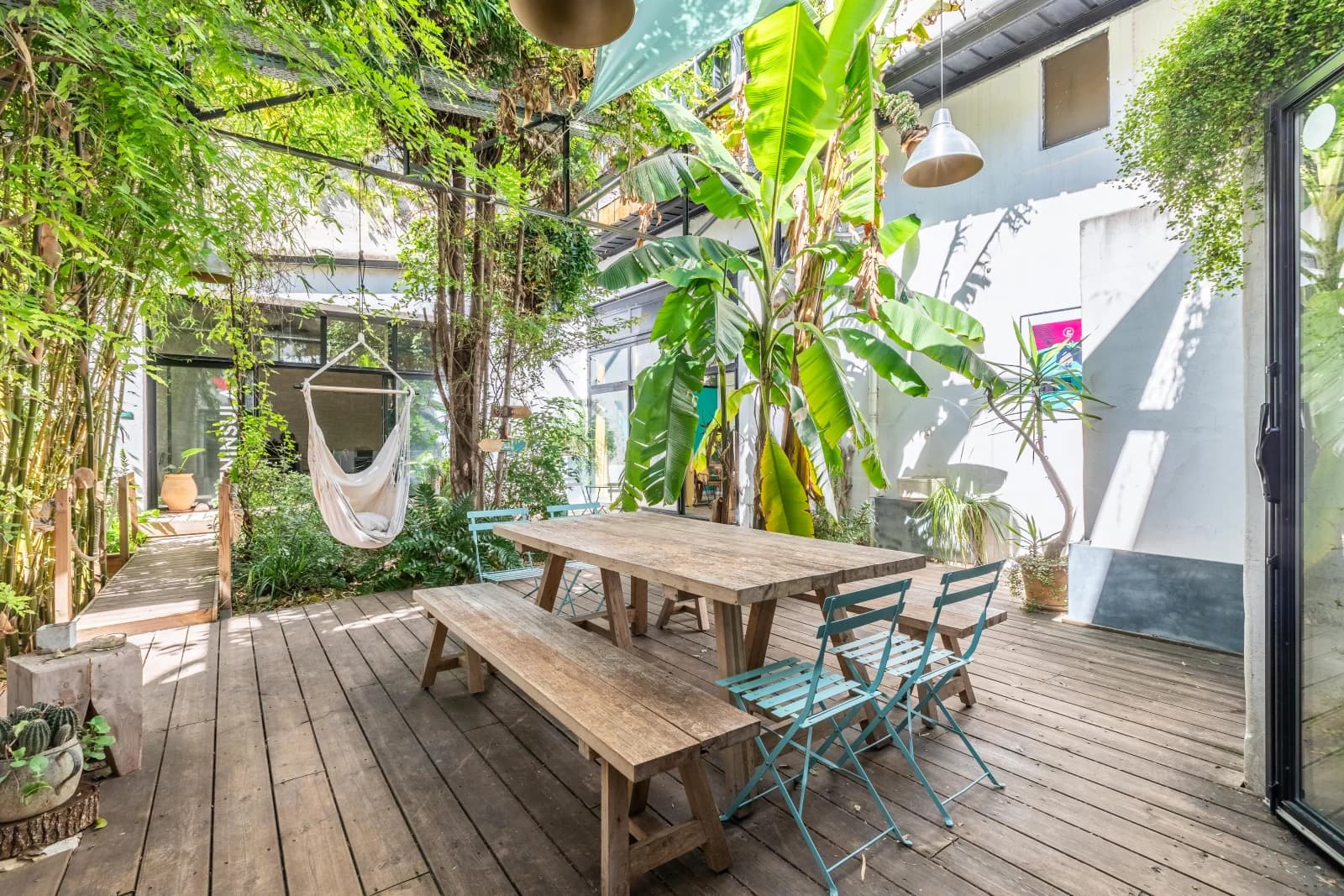 Space A jungle in the city - 0