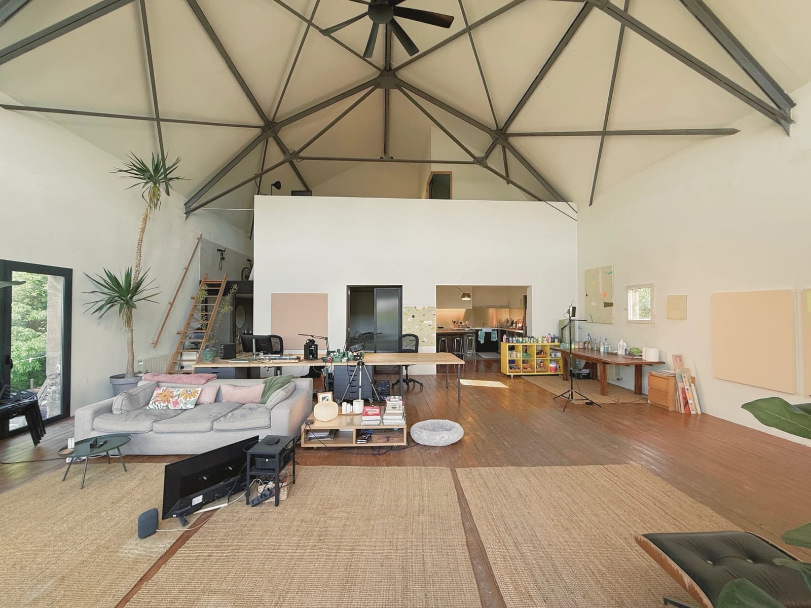 Casa Estudio En Una Antigua Fabrica Modernista