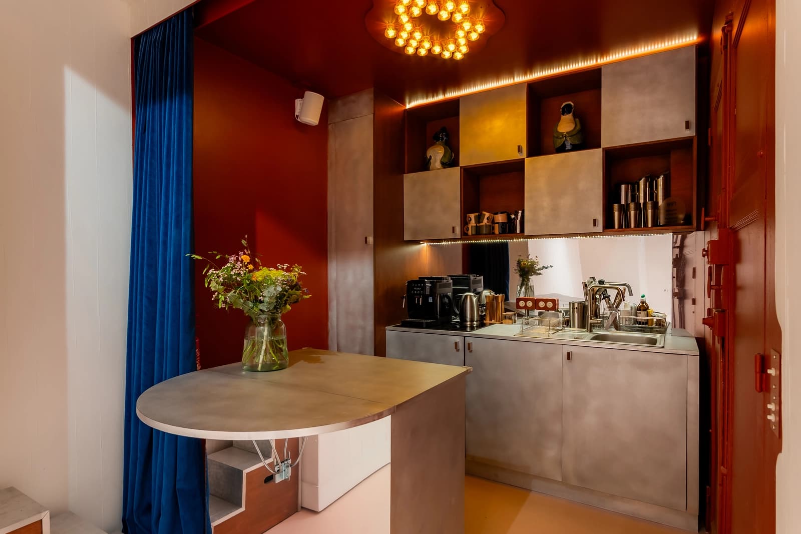 Space Room conceived by an artist in the heart of the 10th arrondissement - 1