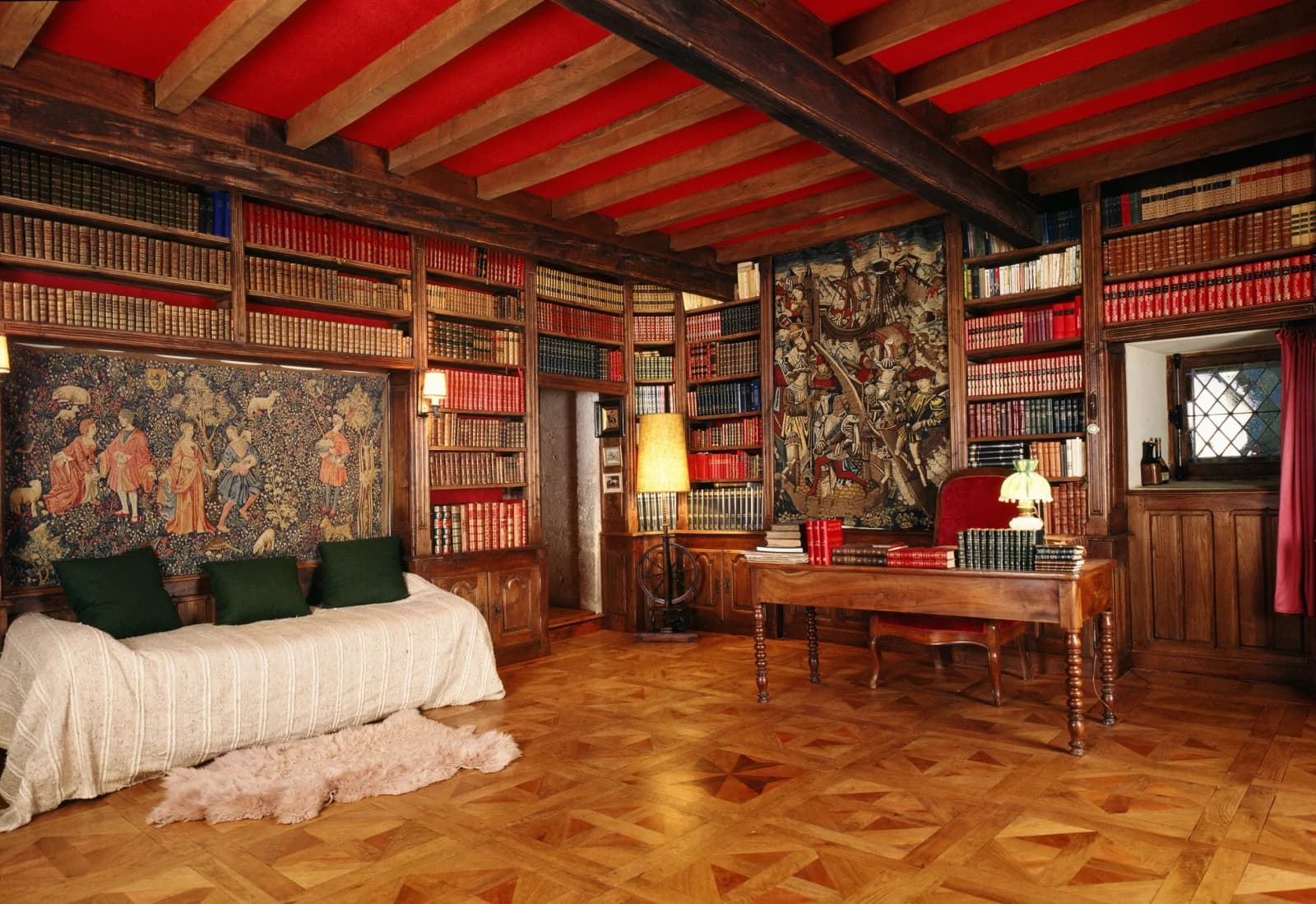 Space Exceptional medieval castle - 3
