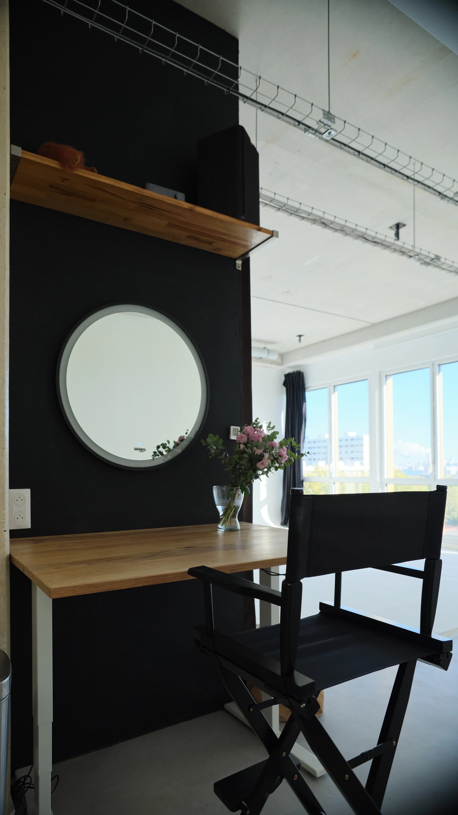 Space Daylight studio with a view of the city - 5