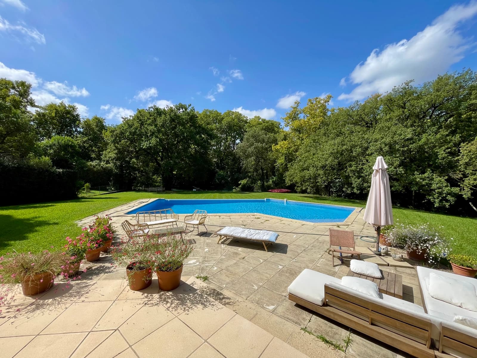 Space Architect-designed villa with swimming pool, large riverside garden - 4