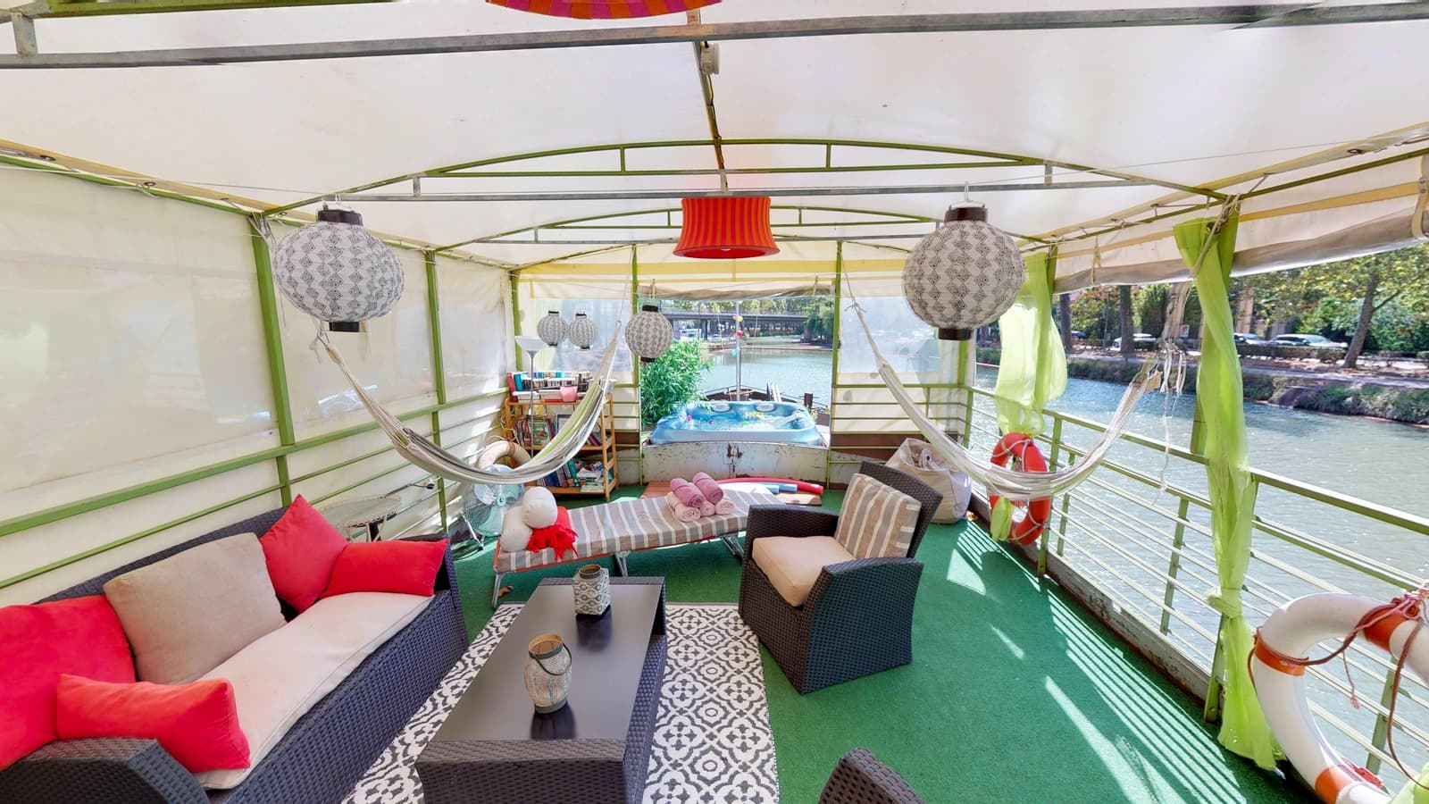 Magnífica barcaza con diseño elegante y gran comodidad.