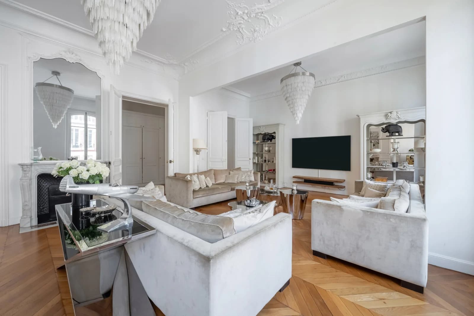 Space  Luxurious, elegant and charming Haussmann apartment for rent in the heart of Paris - 4