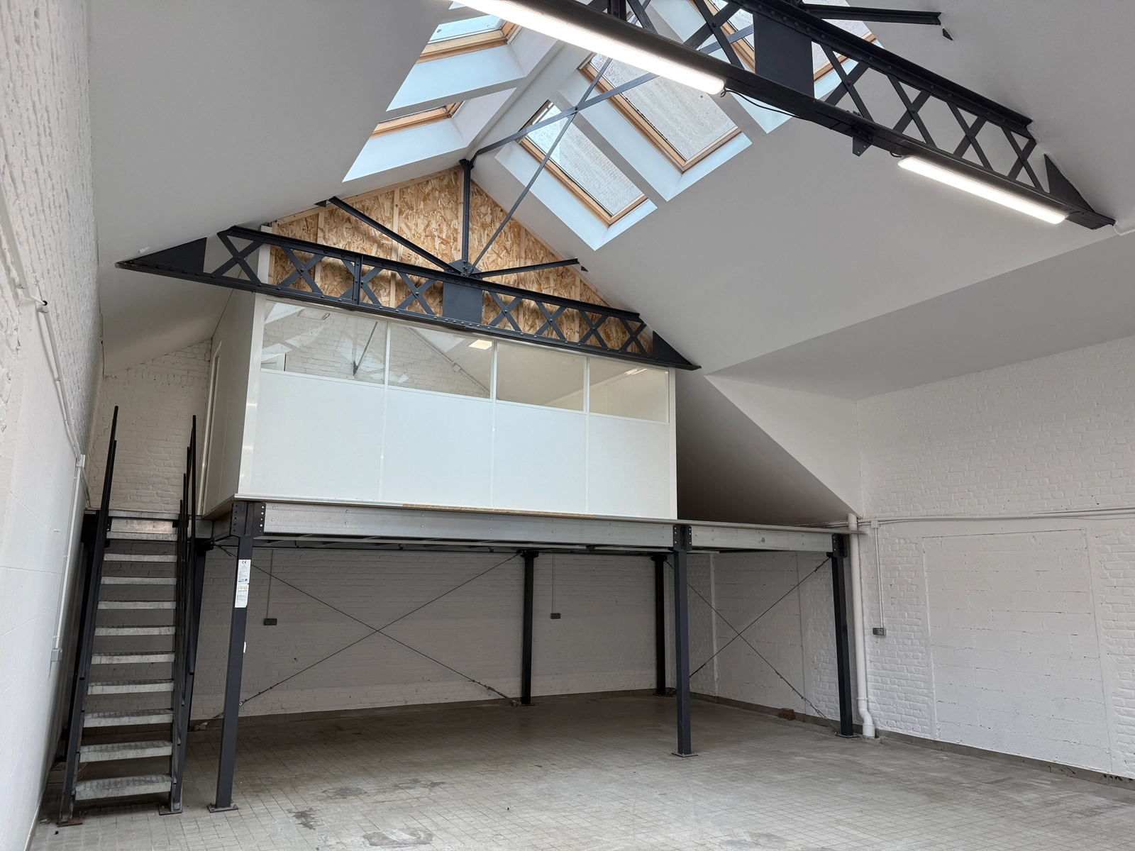 Space Raw white hangar, warehouse-style - 4