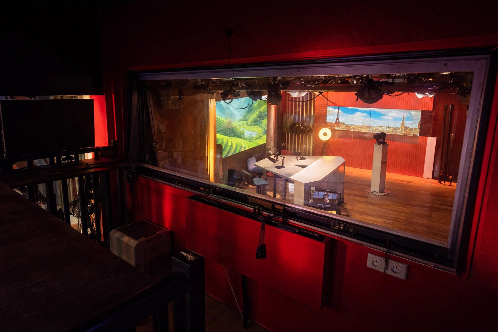 Espace Studio TV premium sur mesure ou prêt à tourner - podcast et émission – Paris Montparnasse - 4