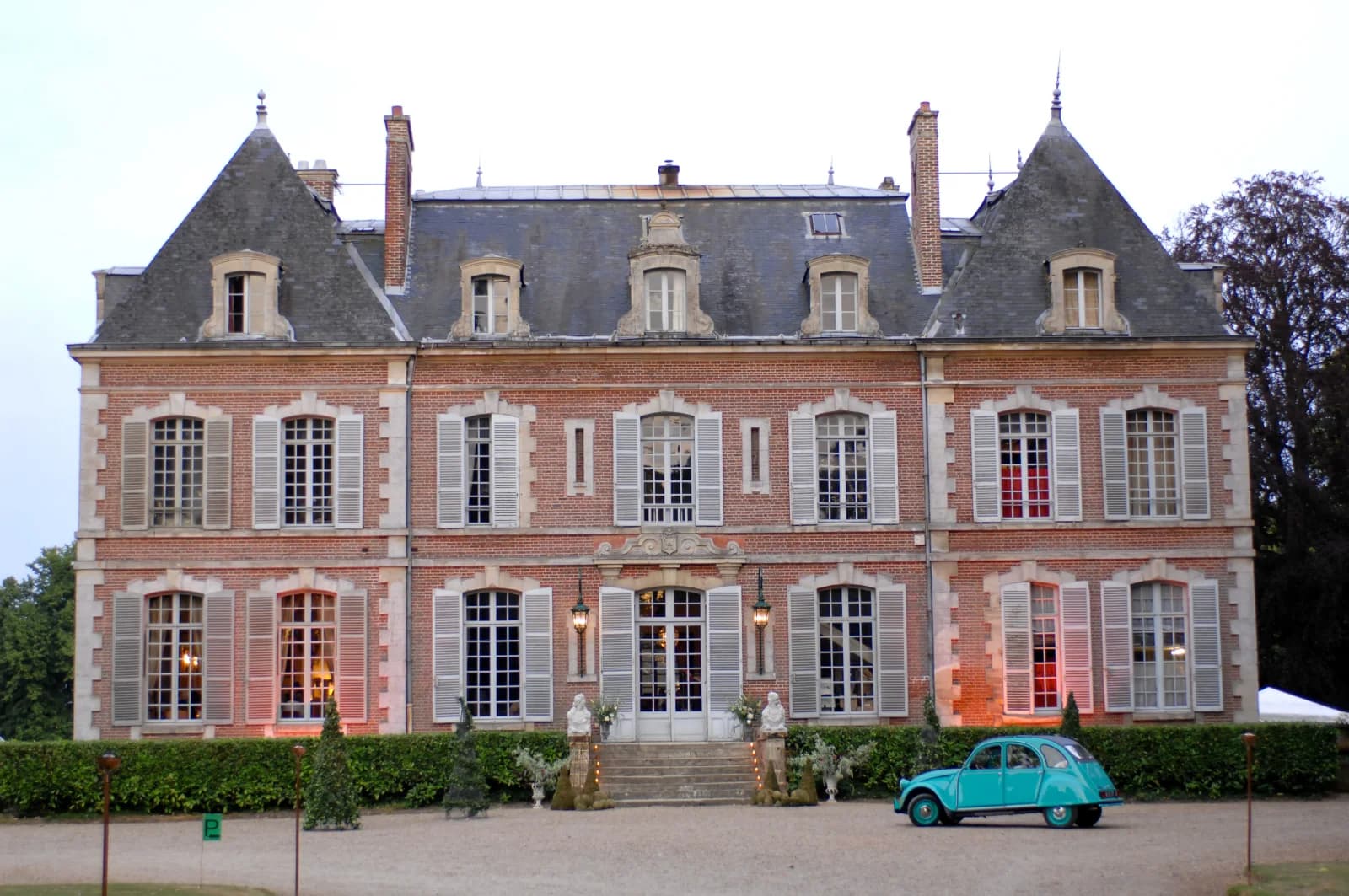 Meeting room in 18th-century castle with chapel and grounds - 1