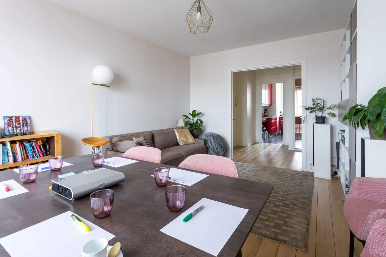 Un lieu cosy où la lumière douce invite à la détente