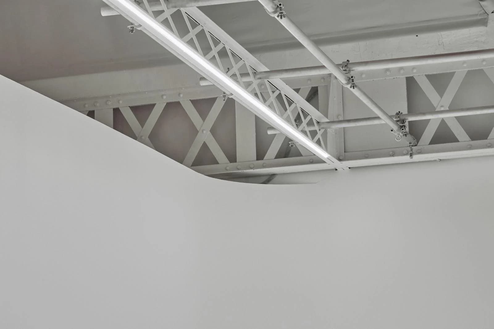 Espace Studio Photo et Vidéo avec grand cyclorama 2 faces - 4