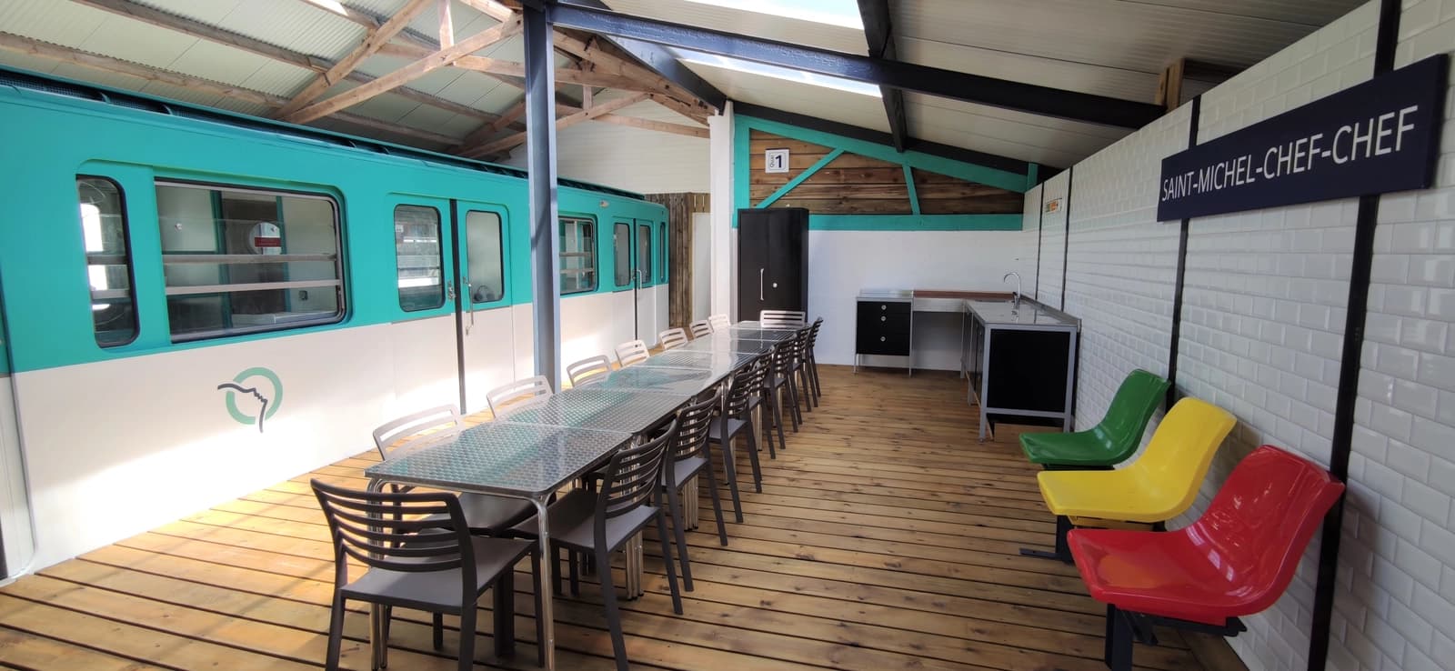 Espacio Antiguo metro transformado en un lugar insólito - 1
