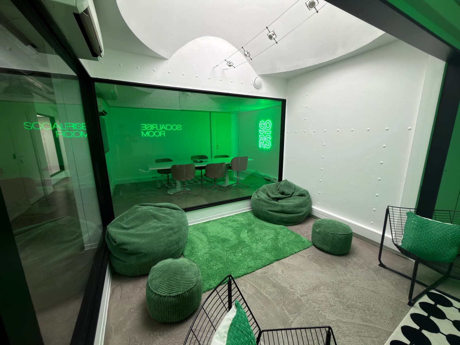 Space Equipped Green Meeting Room - 1