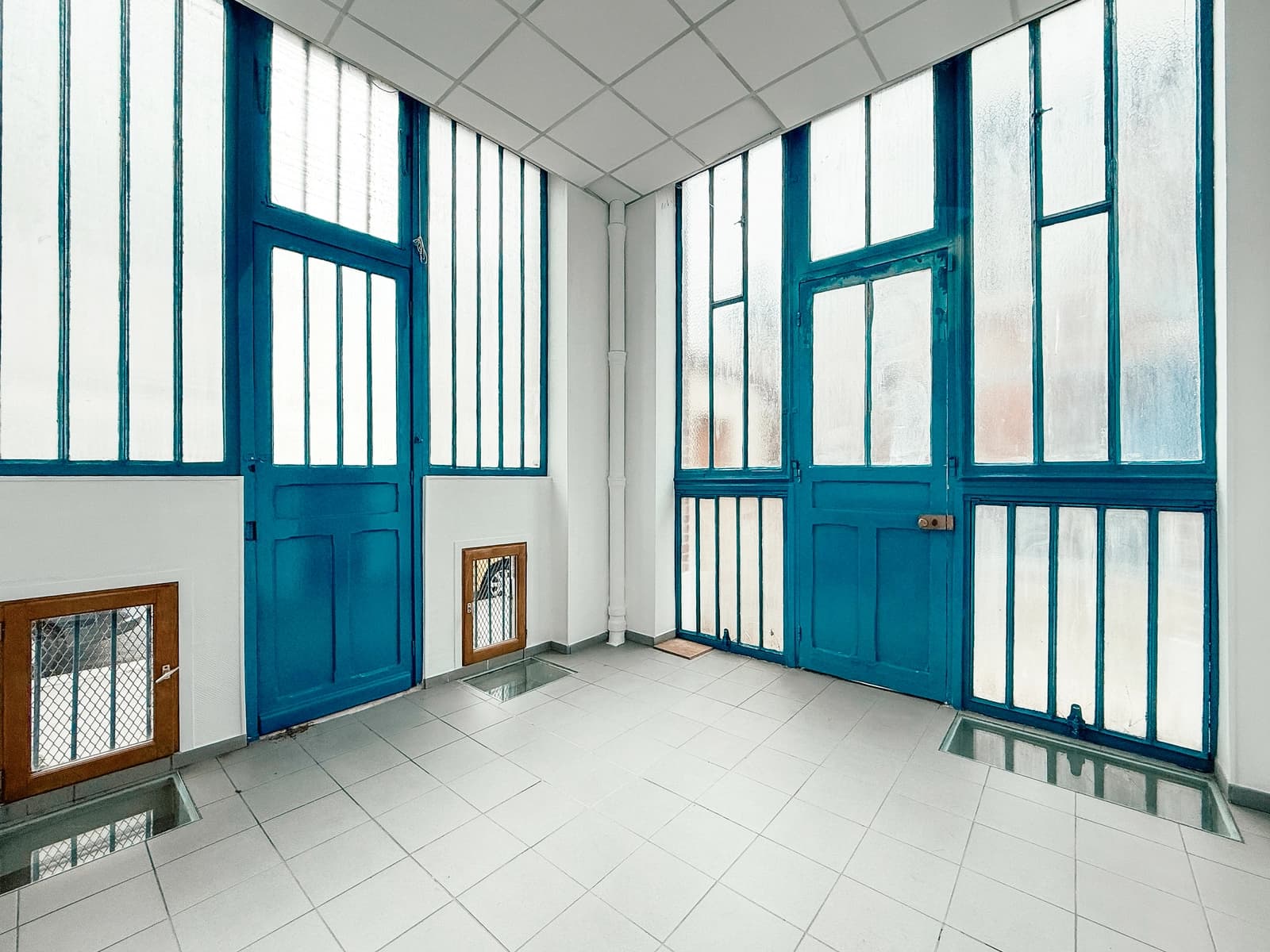 Espace Multiples Studios De Production Lumineux Dans un Site À L'architecture Industrielle  - 2